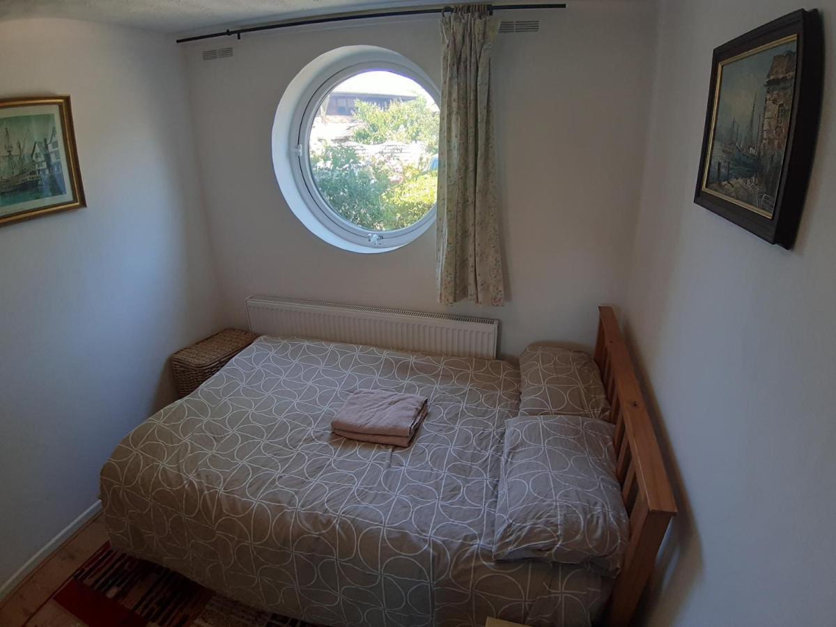 Canary Wharf Apartment *